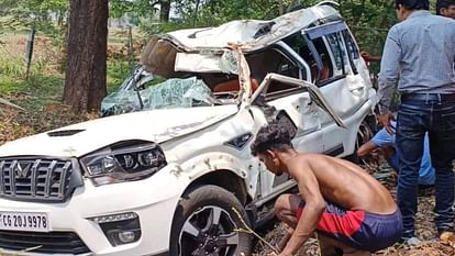 three women killed four injured after car collided with tree in Jagdalpur