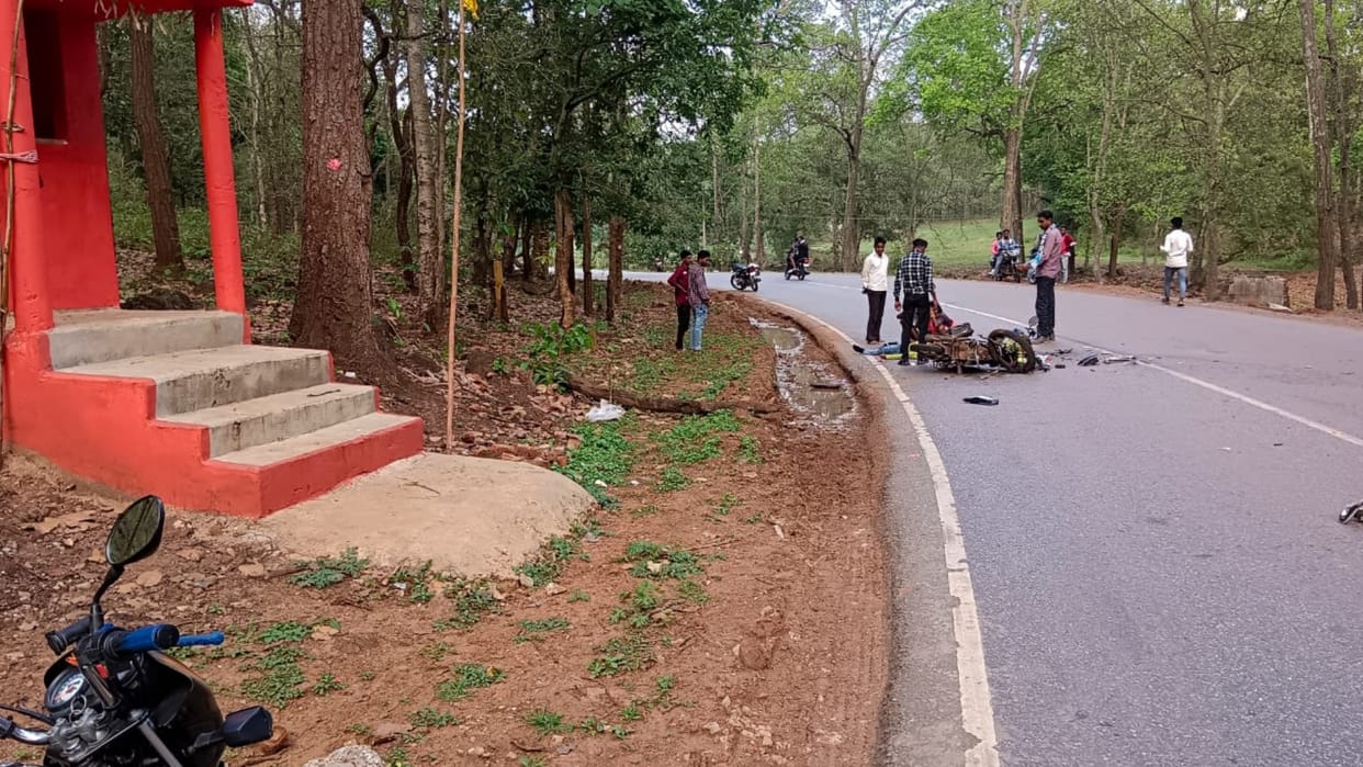 bike rider youth died in collision with unknown vehicle in Kabirdham