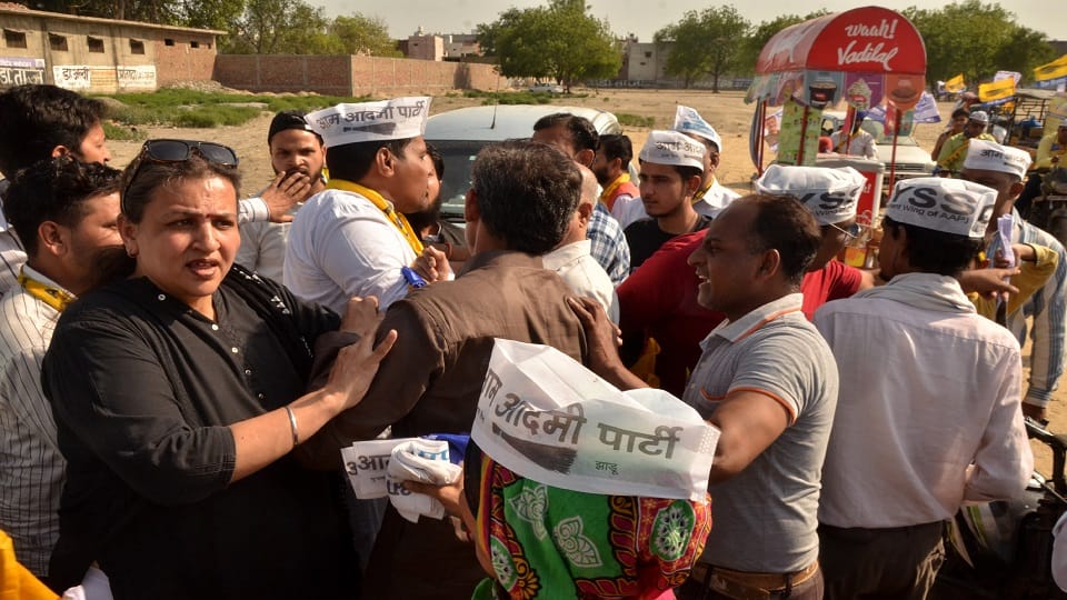 AAP workers fight Sanjay Singh cancels road show