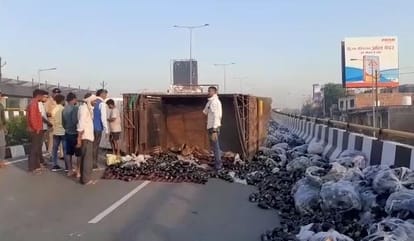 The pickup coming from Rajasthan to Paharia Mandi of Varanasi overturned in Harhua, brinjals scattered far and