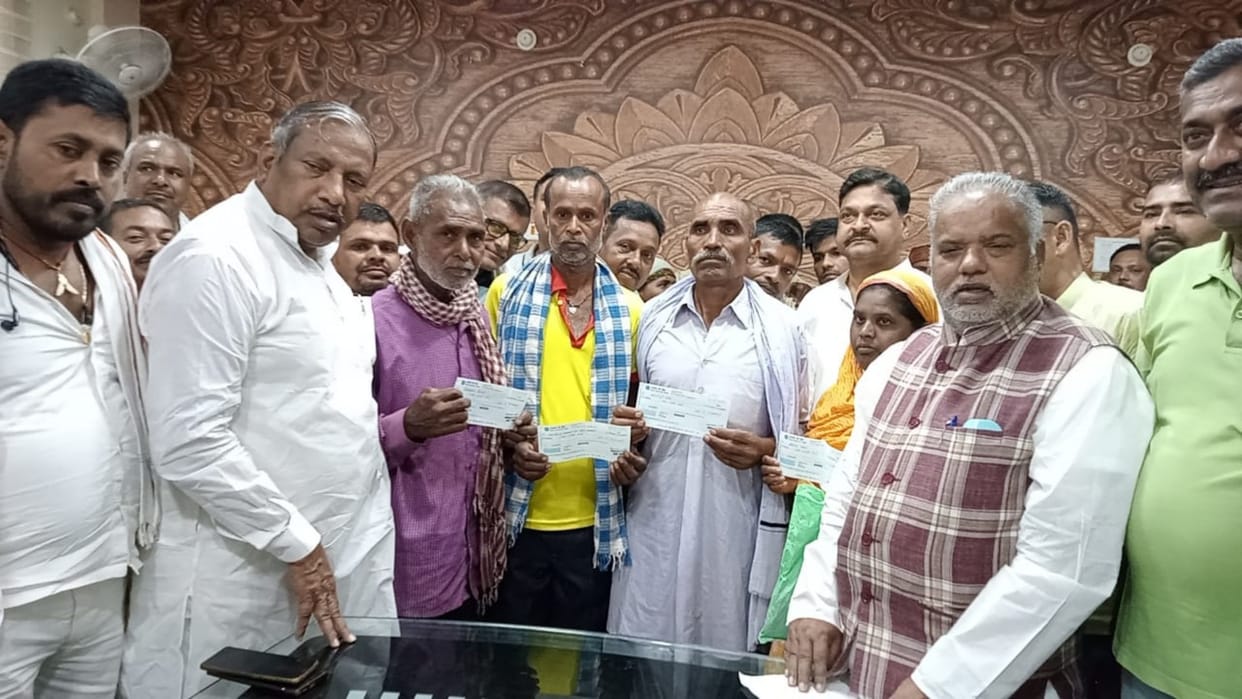 Shravan Kumar handed over checks to dependents of dead under disaster, taunted on BJP and Dhirendra Shastri