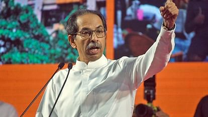 Dussehra Rally: उद्धव ठाकरे ने हिटलर से की पीएम मोदी की तुलना, कहा- मशाल से जलाएंगे चोरों की लंका Uddhav Thackeray Attack On PM Modi Over Dussehra Rally at Shivaji Park in Mumbai