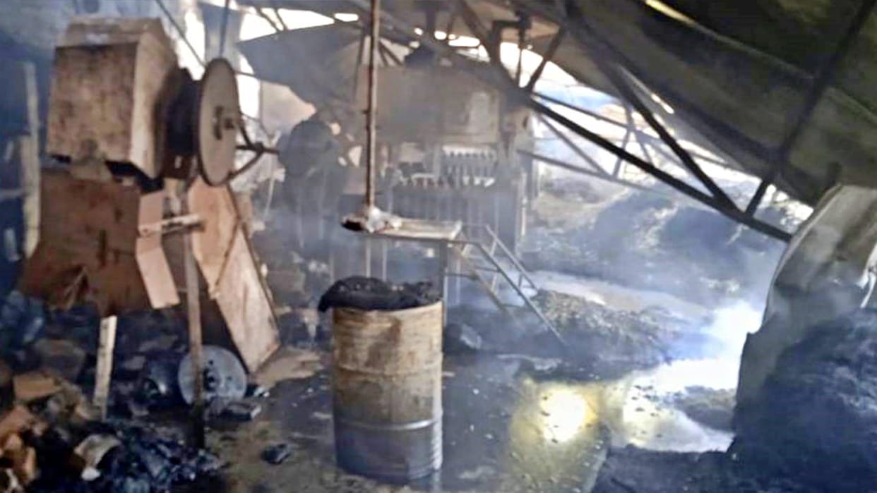 Ujjain News Due to fire in Khali factory breaking wall was extinguished with 13 fire engines