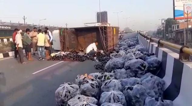 The pickup coming from Rajasthan to Paharia Mandi of Varanasi overturned in Harhua, brinjals scattered far and