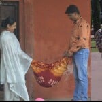Agra News: ताजमहल पर तेज धूप व गर्मी से बेहाल छोटे बच्चे को झुलाते माता-पिता, किशोरी की तबीयत खराब..