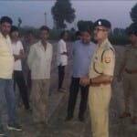 मामले की जानकारी लेती पुलिस।