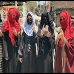 वोट डालने के बाद युवतियां