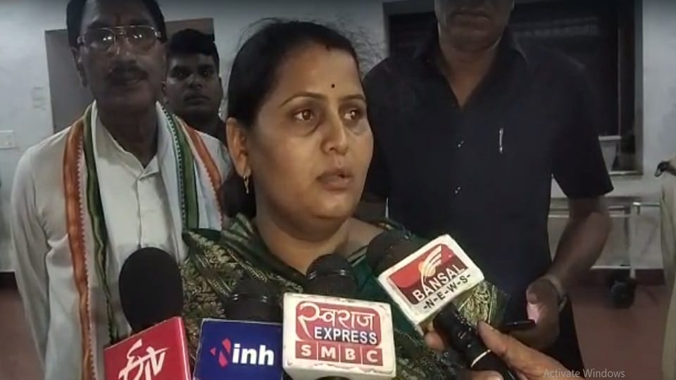 Rajnandgaon : The MLA gave Mangal Sutra to get rid of the overloaded vehicle