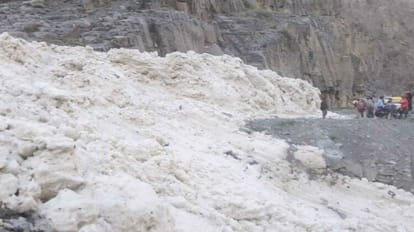 Avalanche in Dared, flood in Madgran drain, 60 vehicles stranded