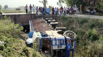 Bihar News: जमुई में गिट्टी-बालू लदे ट्रक-ट्रैक्टर की भीषण टक्कर, पीछे आ रहा स्कूली बच्चों का वाहन बाल-बाल बचा Ballast-sand laden truck-tractor collision in Jamui, school children's vehicle coming behind narrowly escaped