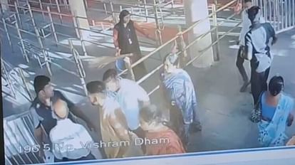 Ujjain Mahakal: महाकाल भक्तों को ठग रहे ठगोरे, गर्भगृह में जलाभिषेक की 750 की रसीद के वसूल लिए 4500 रुपये Mahakal temple again cheated the devotees, handed over fake receipts of Jalabhishek in the sanctum sanctorum