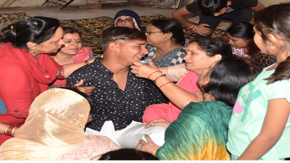 Sambhal News: काल को सामने देख मां ने बेटे को बचाया, खुद दुनिया को कह गई अलविदा; बेटे का रो-रोकर बुरा हाल woman died during a road accident in Sambhal