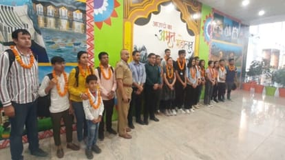 Uttarakhand: हिंसाग्रस्त मणिपुर में फंसे उत्तराखंड के 17 छात्र पहुंचे देहरादून, अपने घरों को हुए रवाना Uttarakhand 17 students reach Dehradun today after stuck in violence hit Manipur
