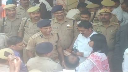 'EVM में दब रहा सिर्फ एक बटन': बरेली में सपा समर्थित मेयर प्रत्याशी ने लगाया धांधली का आरोप, हंगामा SP supported candidate Dr IS Tomar alleges only one button press in EVM