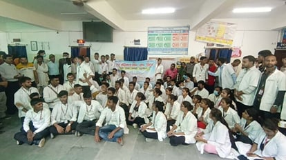Para Medical Students protested by closing OPD for various demands in Supaul Sadar Hospital