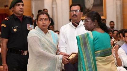 Pride of MP: सतना के लाल को मरणोपरांत दिया गया शौर्य चक्र, राष्ट्रपति के हाथों माता-पिता ने लिया सम्मान Pride of MP: Shaurya Chakra posthumously given to Satna's son Karanveer