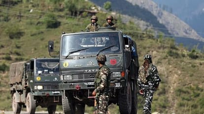 जम्मू कश्मीर: कुपवाड़ा में LoC के पास मुठभेड़, सुरक्षाबलों ने दो आतंकी मार गिराए jammu kashmir: two terrorists killed in kupwara Dobanar Machhal area near LoC