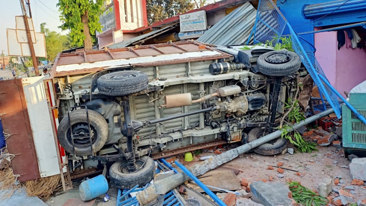 Five injured in an accident in Katra Shravasti.