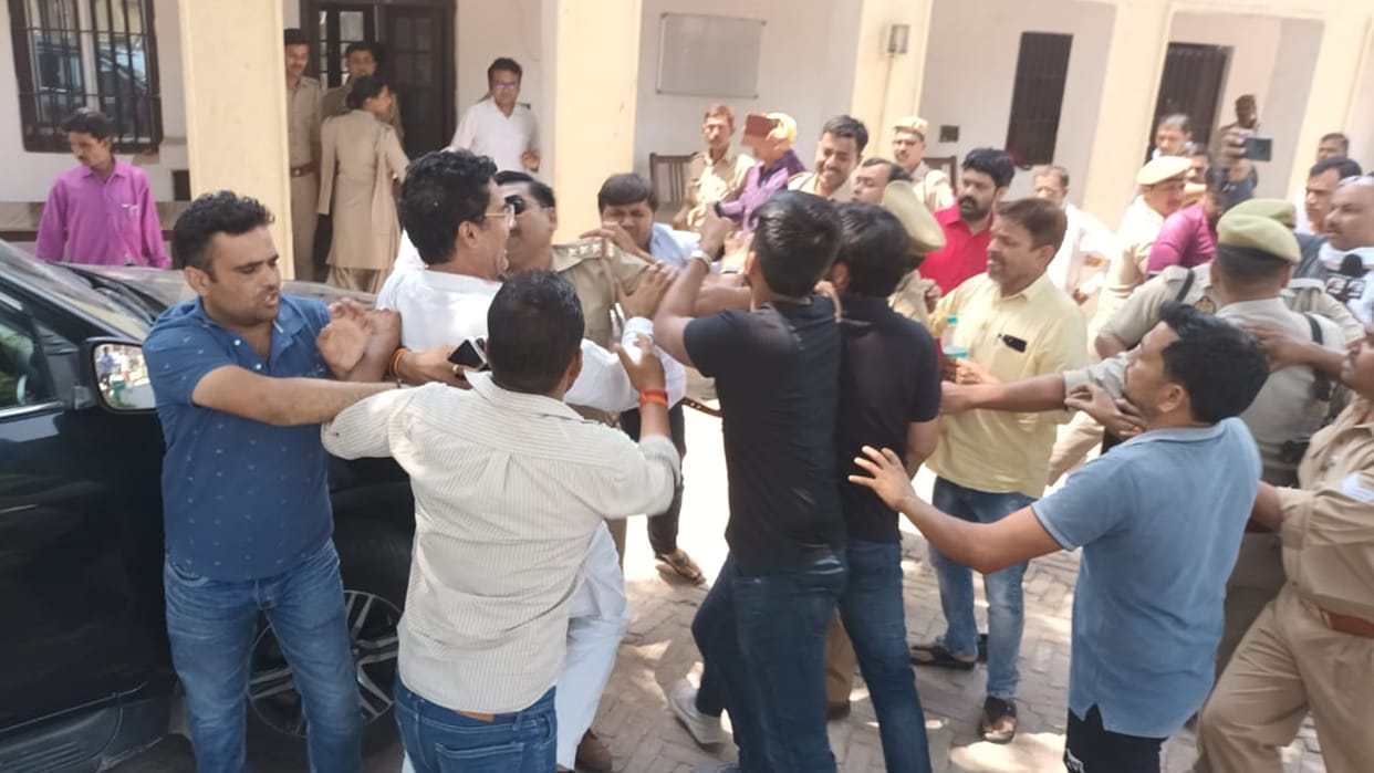 SP and BJP activicts clash in Amethi.