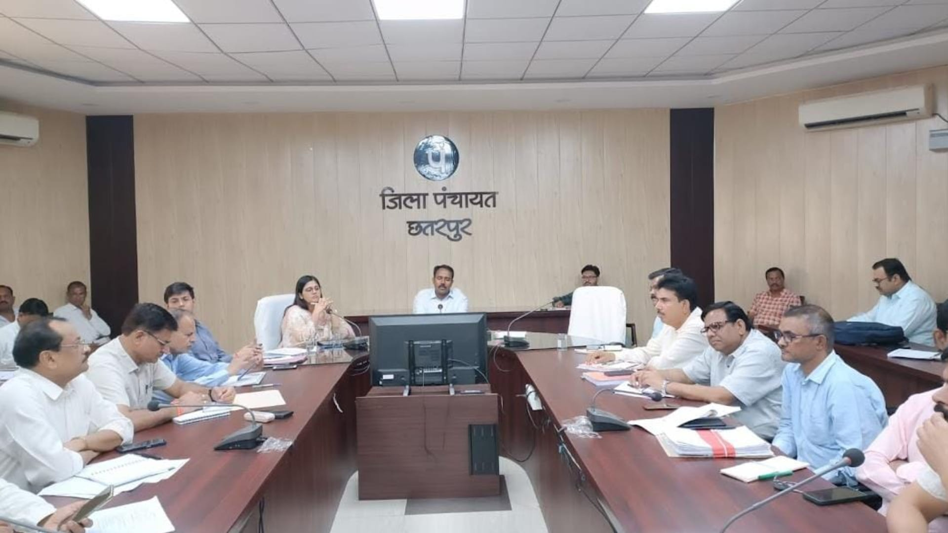 अधिकारियों की बैठक लेते कलेक्टर