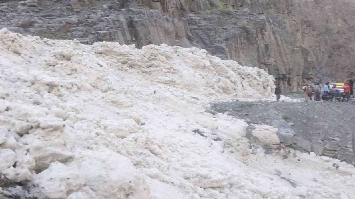 Avalanche in Dared, flood in Madgran drain, 60 vehicles stranded