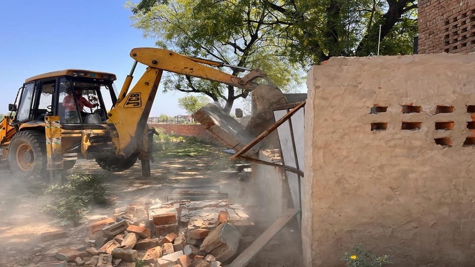 Action of district town planner team in Narnaul, JCB fired at illegal colony