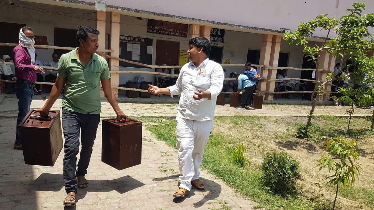 Azamgarh: Polling parties start sending, 4 lakh 57 thousand voters will elect new government