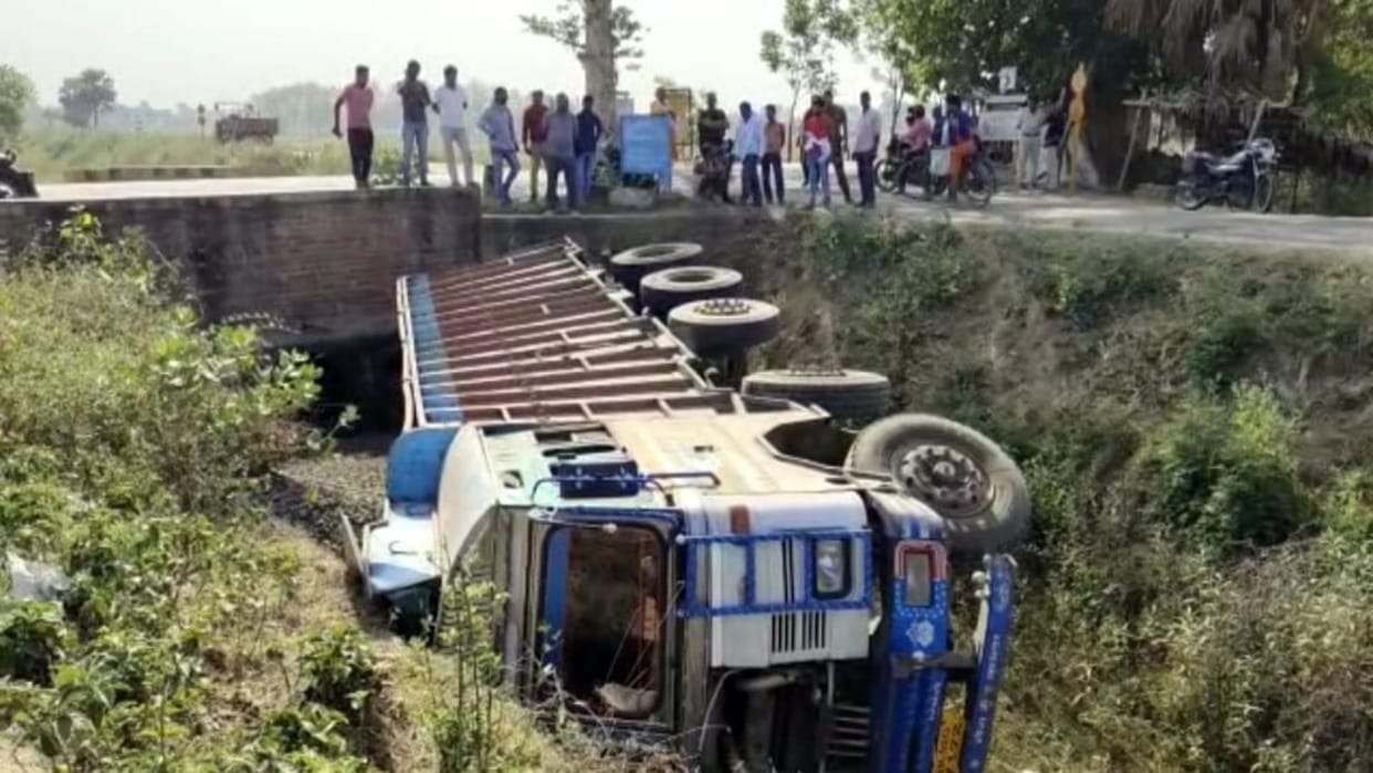 Ballast-sand laden truck-tractor collision in Jamui, school children's vehicle coming behind narrowly escaped