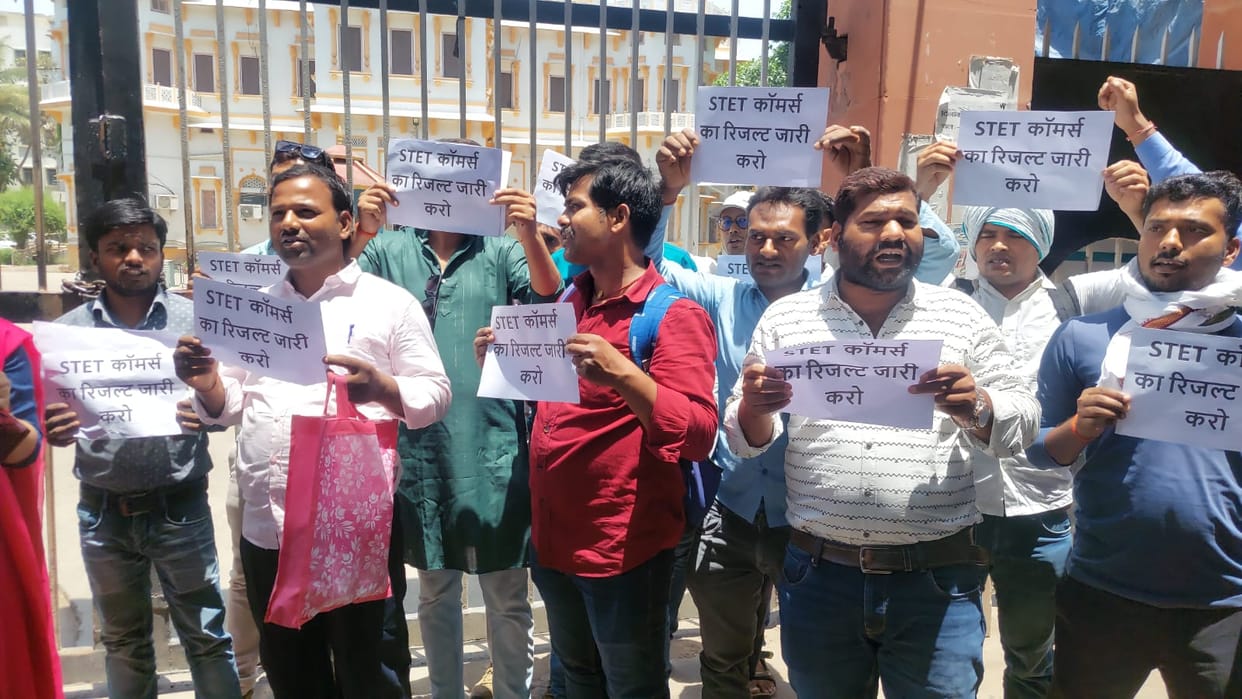 Bihar: Teacher candidates demonstrated outside the Bihar Board for re-examination and release of results