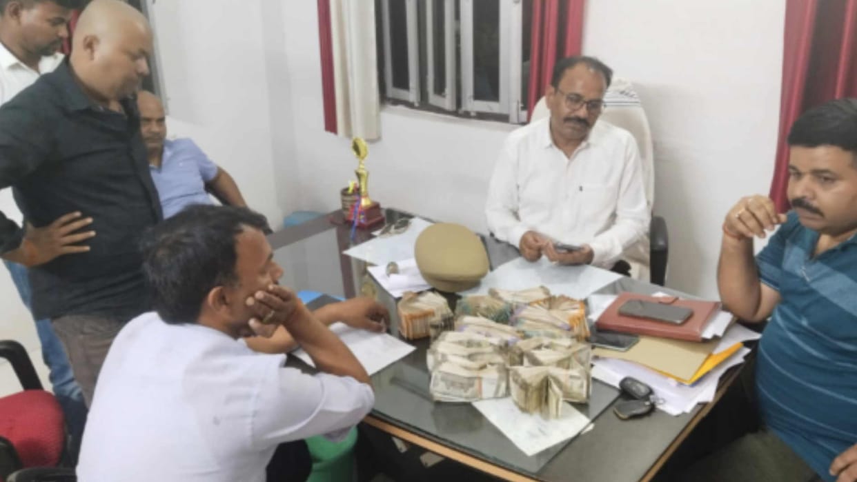 Illegal liquor and money found from car during checking in Basti