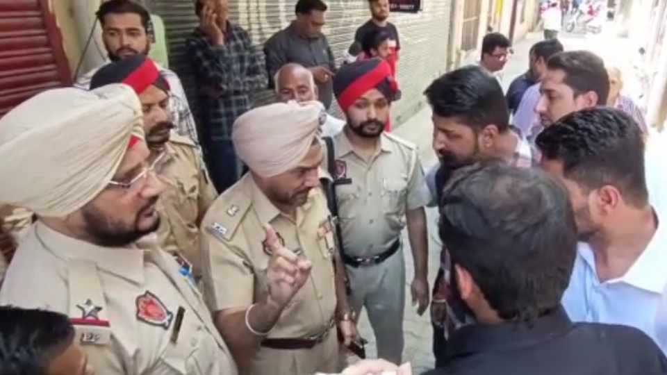 Party workers clashed at many places in Jalandhar by election