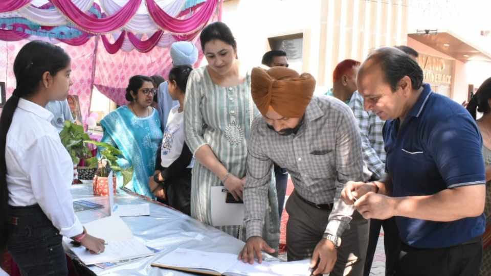 Women were welcomed with drums at polling booth In Jalandhar by election