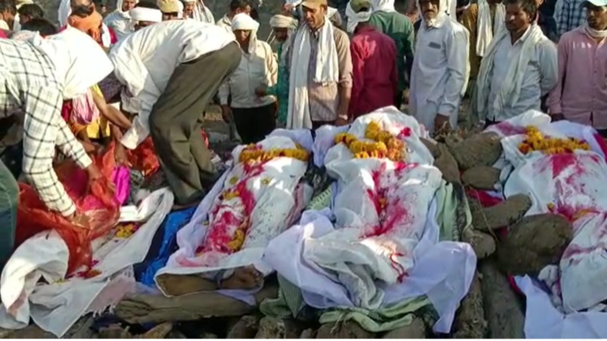 Last journey of three people who lost their lives in Khargone accident