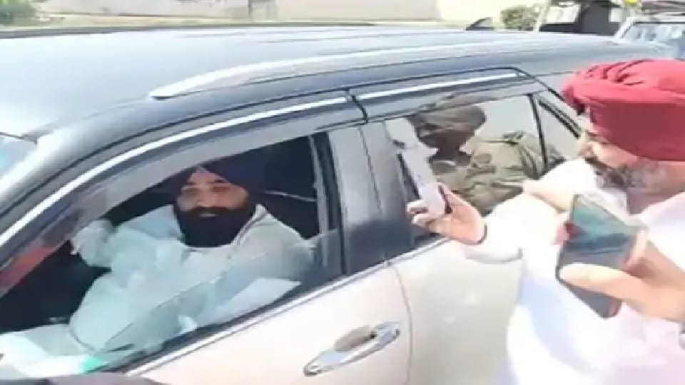 Clashes in Shahkot during voting, AAP MLA Dalveer was roaming in Jalandhar, caught by Congress leaders
