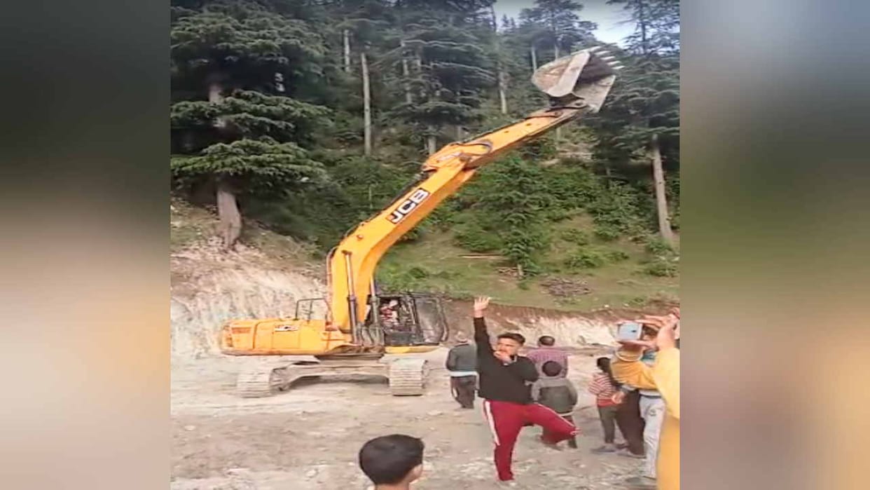 Villagers danced in the joy of construction of road in Hallel of Chamba, the driver drove the Poklen machine r