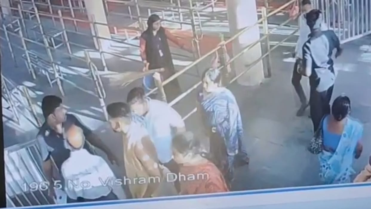 Mahakal temple again cheated the devotees, handed over fake receipts of Jalabhishek in the sanctum sanctorum