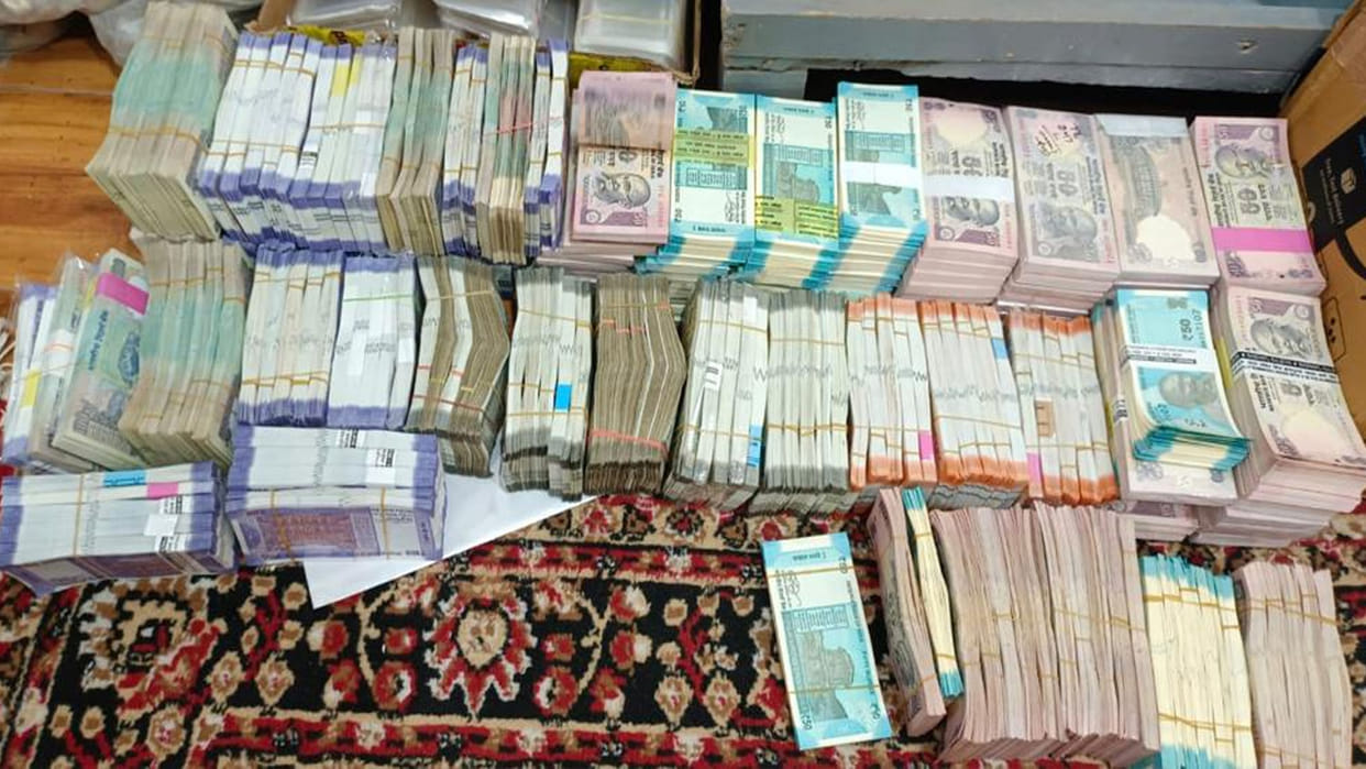 IT raid in Kanpur: Rs 1.10 crore new currency and 20 kg silver found at traders who changed mutilated notes