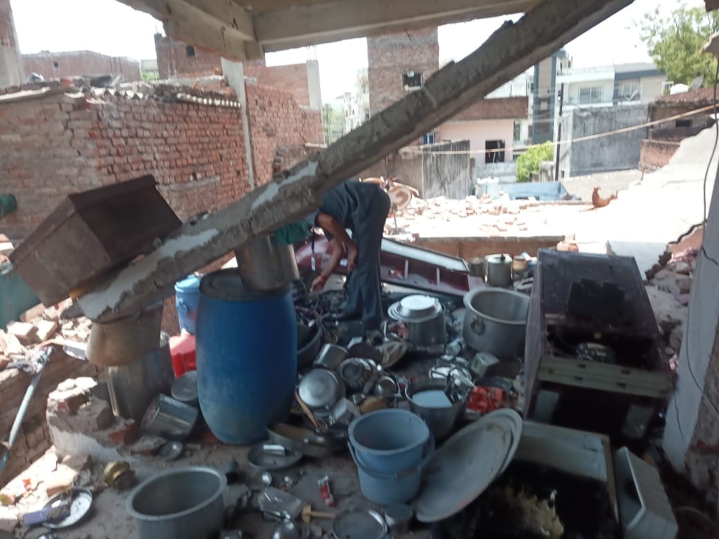 Moments of panic in Kanpur Blast, Bricks and stones fell like rain, father shouted building is about to collap