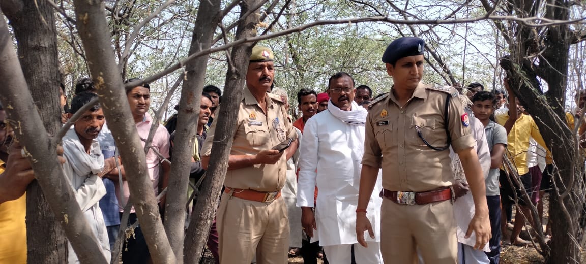 Body of teenager found hanging from tree in Hamirpur, father alleges teenager's relatives hanged son after kil