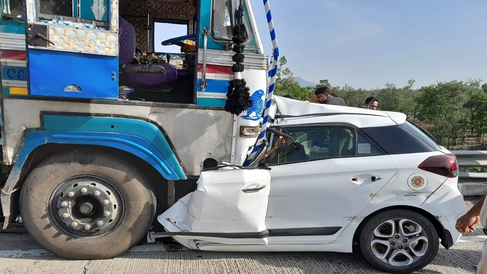 Heavy collision between car and truck in Korba four people died
