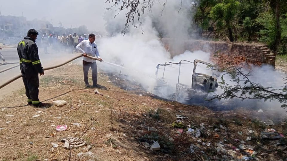 Tempo caught fire while boarding passengers in Mainpuri people saved their lives by running