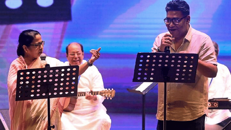 West Bengal CM Mamata Banerjee sang a song in tribute to Rabindranath Tagore