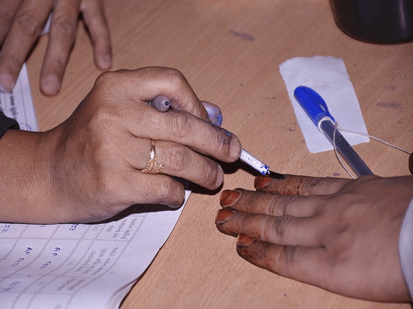 देहरादून जिले में कुल 1880 मतदान स्थल बनाए गए हैं