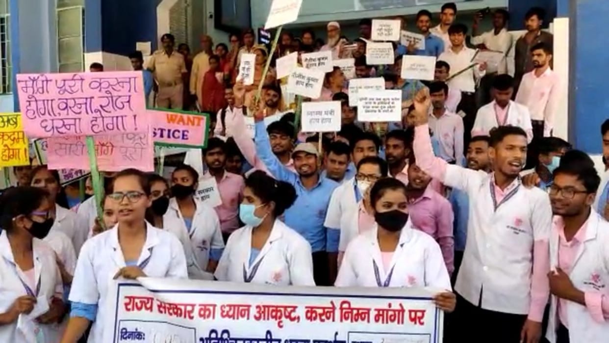 OPD closed in Khagaria Sadar Hospital, students raise slogans against government-hospital administration