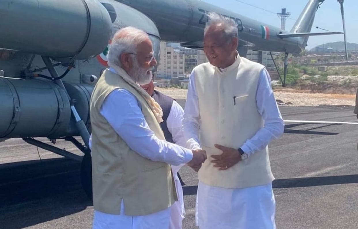 PM Modi in Rajasthan: Modi-Gehlot meets warmly six times, showed friendly style between the two leaders