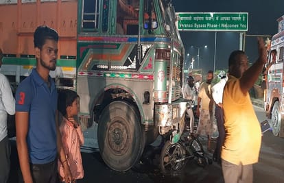 Road accident in varanasi young man died in collision between a scooty and a bike,