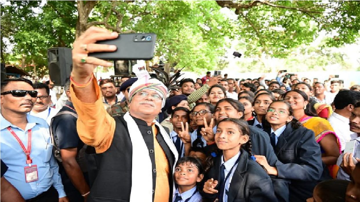CM Bhupesh baghel took selfie with CG 10th and 12 toppers students