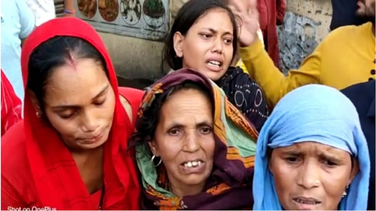 Fire set in a showroom in Saharanpur and an employee burnt to death but four people have saved