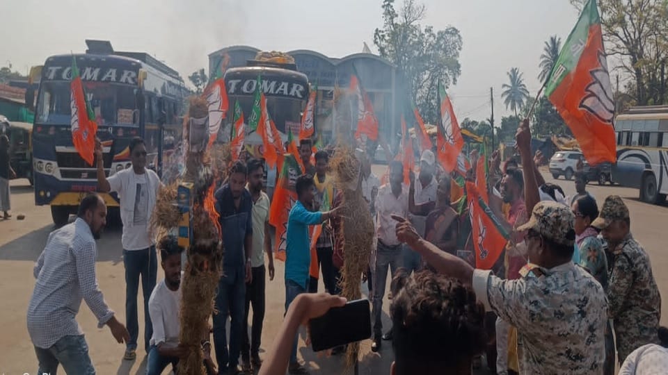 Liquor scam BJP people burnt the effigy of CM and Excise Minister