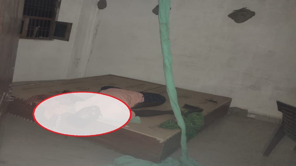 Varanasi: A young man working in a tent committed suicide by hanging, the dead body was found in this conditio